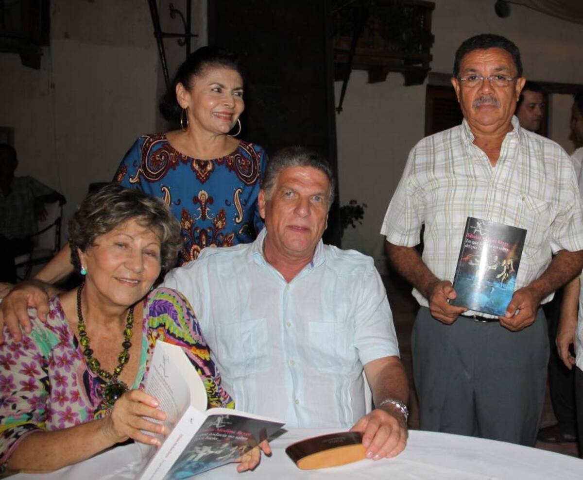 De pie: Mildred Figueroa de García y Julio Santos; sentados: Gloria Triana y Jorge Mendoza.