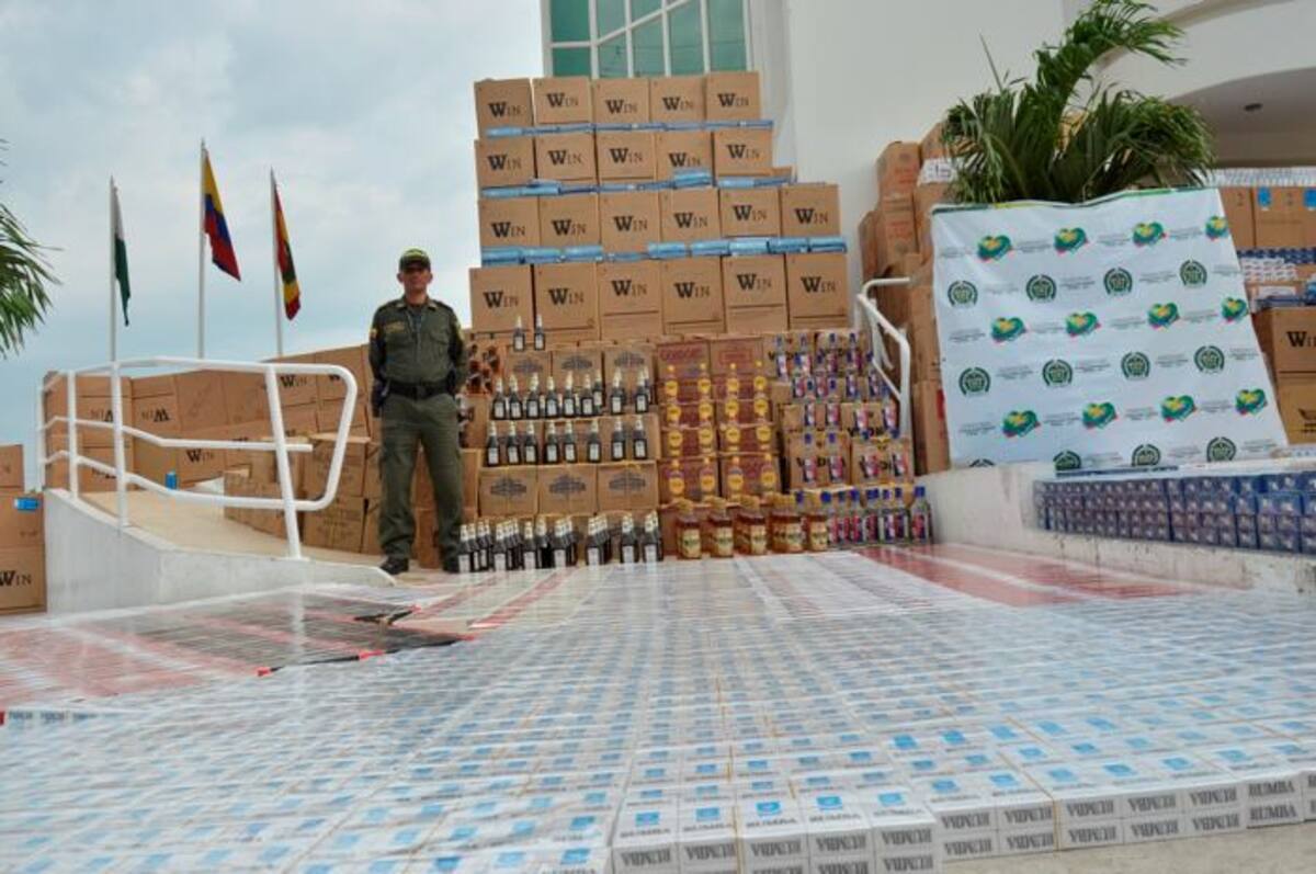 La Policía Nacional incautó un cargamento de contrabando que contenía cajetillas de cigarrillos y licores. CORTESÍA