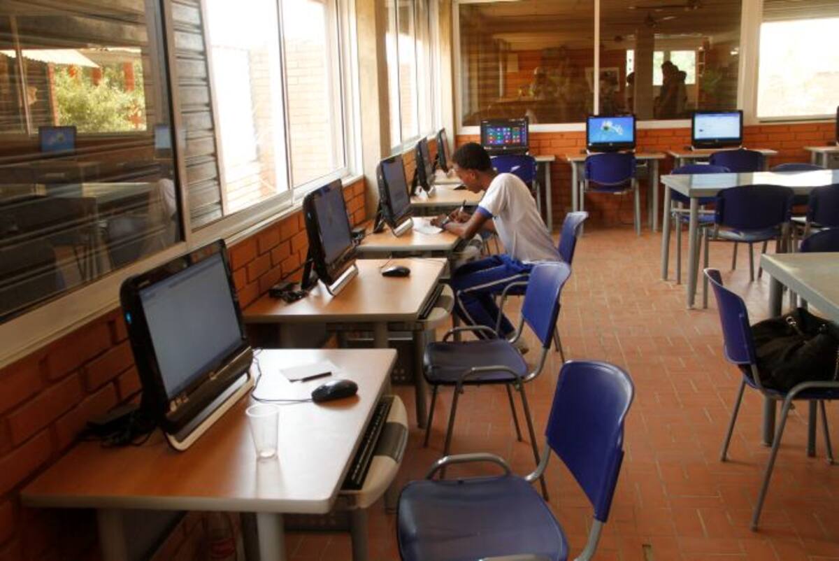 Unos 1200 niños de instituciones educativas de Nelson Mandela son atendidos por turnos en la Biblioteca Comunitaria Hermana Elfride. Oscar Díaz Acosta