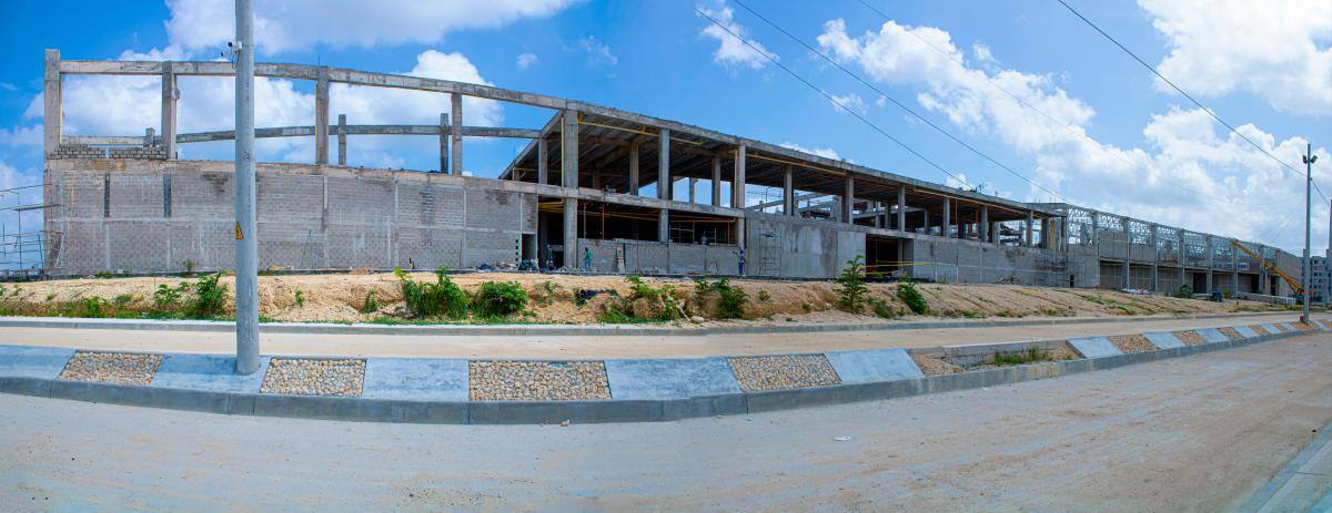 Panorámica externa del Centro Comercial Gran Manzana, al lado de la Terminal de Transporte. // CORTESÍA