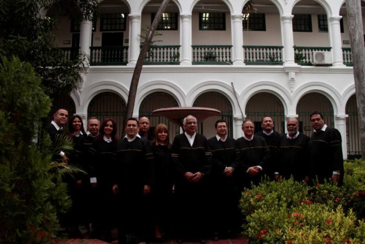 En la instalación de la Sección Segunda del Consejo de Estado, de pie, los magistrados Moisés Rodríguez, Arturo Matson, Luis Miguel Villalobos, Claudia Patricia Peñuela, José Fernández, presidente del Tribunal en Bolívar, Marcela López, y Édgar Vásquez. Sentados los consejeros de Estado, Gerardo Arenas, William Hernández, Luis Rafael Vergara, Sandra Ibarra, Gabriel Valbuena y Carmelo Perdomo Zenia Valdelamar