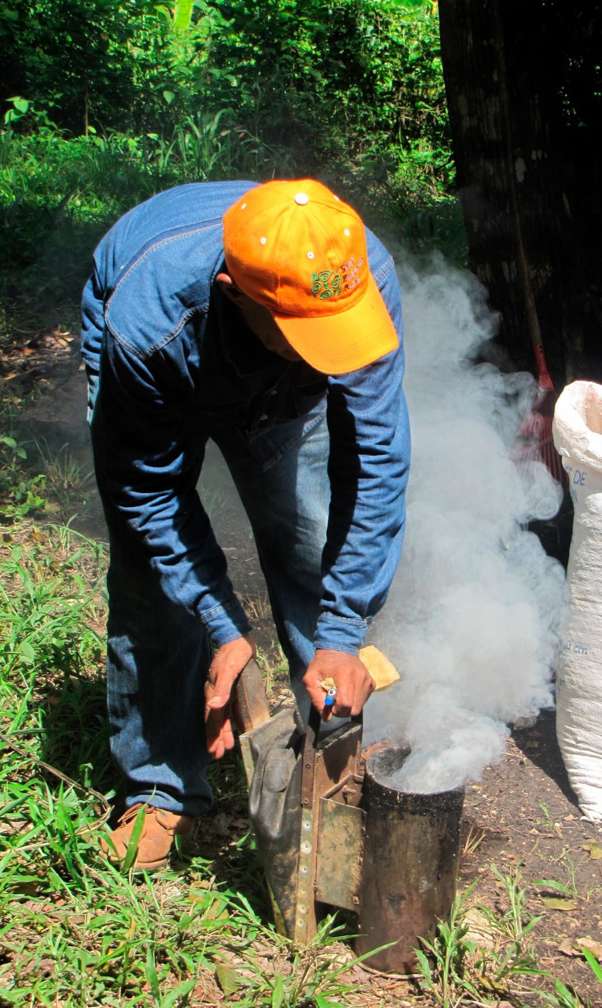 En los apiarios el uso de humo es clave para mermar la agresividad de las abejas. //HFA- EU