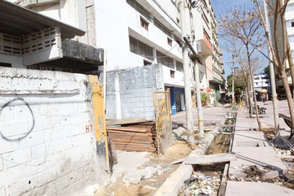 Esta fotografía muestra cómo el andén se reduce a su paso por el frente del estacionamiento particular, mientras que frente al resto de negocios conserva su amplitud de seis metros. JULIO CASTAÑO - EL UNIVERSAL