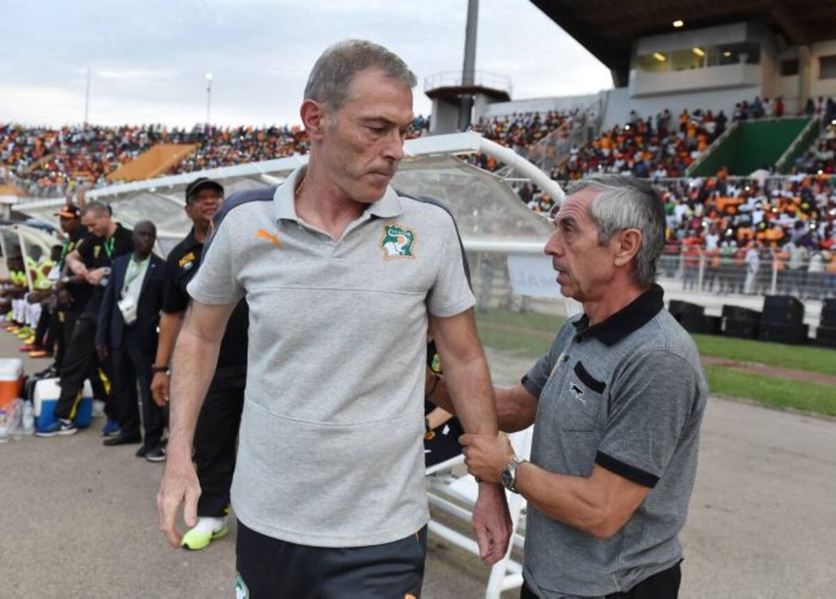 Alain Giresse (derecha), técnico de Costa de Marfil. AFP ISSOUF SANOGO