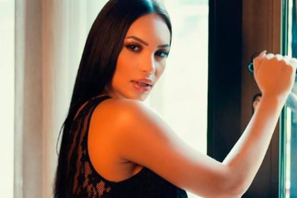 Los sensuales cosplays de Andrea Valdiri con su nuevo look