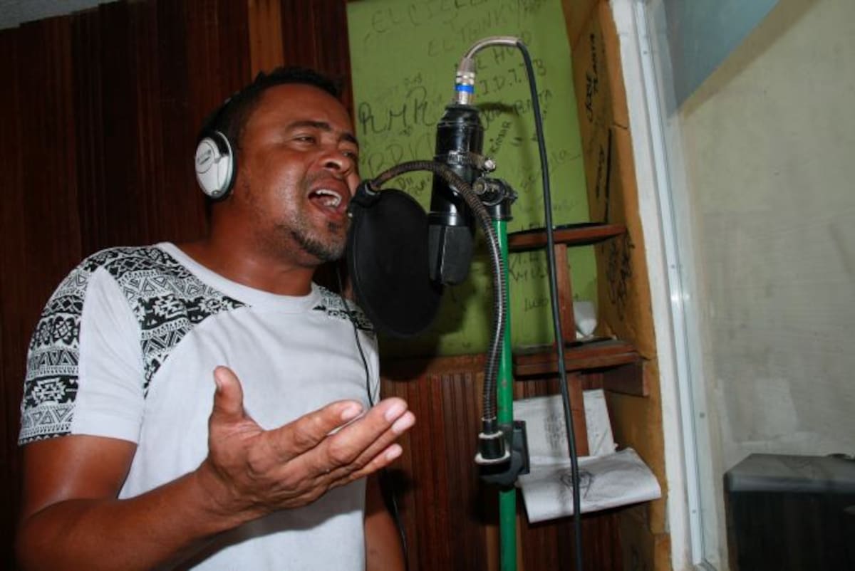 Eddy Jay le abrió las puertas del estudio donde graba a El Universal. ZENIA VALDELAMAR