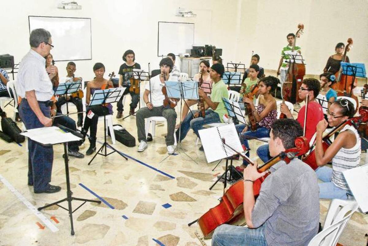 Desde el viernes anterior, 20 estudiantes del Centro Orquestal Batuta de Sincelejo, que fueron invitados a participar en la temporada de ópera que se cumplirá del 11 al 17 de marzo en la ciudad de Barranquilla, vienen ensayando bajo la orientación de expertos. CORTESÍA/