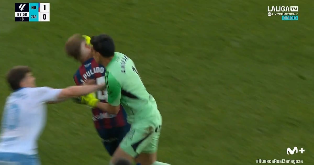 Video: Goalkeeper was sent off and reacted with a tremendous blow to another player's face
