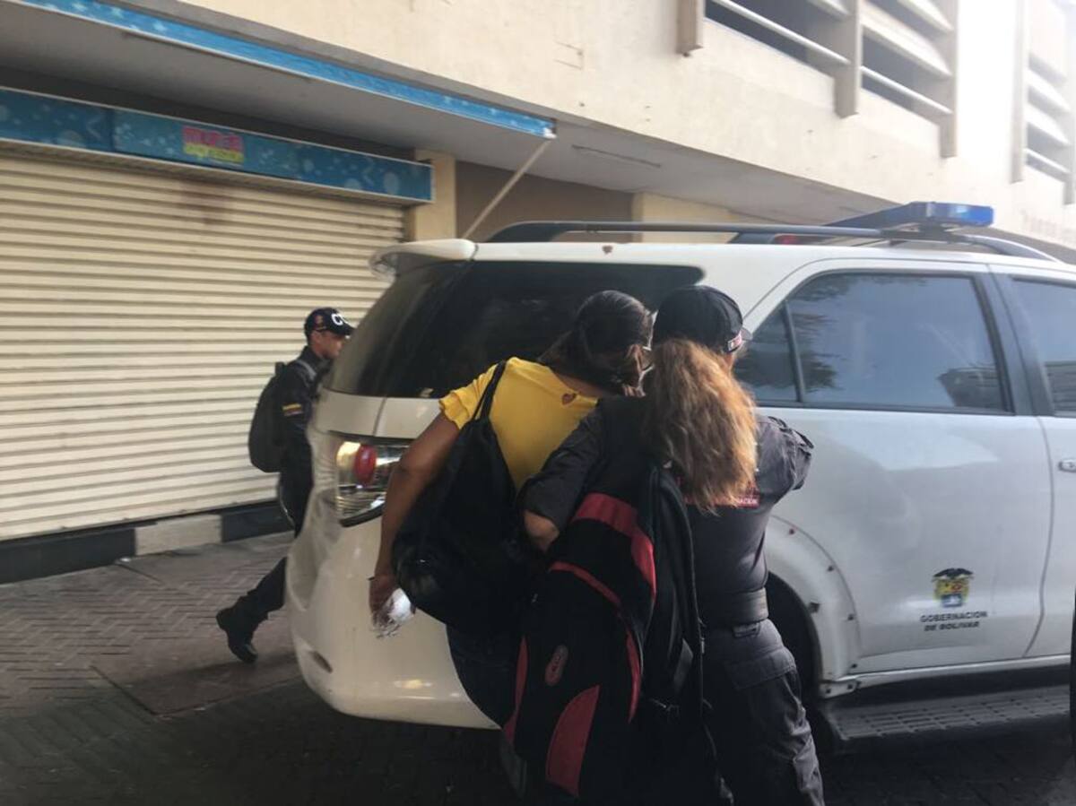 María de las Nieves Quiroz Ruiz (blusa amarilla) permaneció ayer en las instalaciones de la Fiscalía. El Universal.