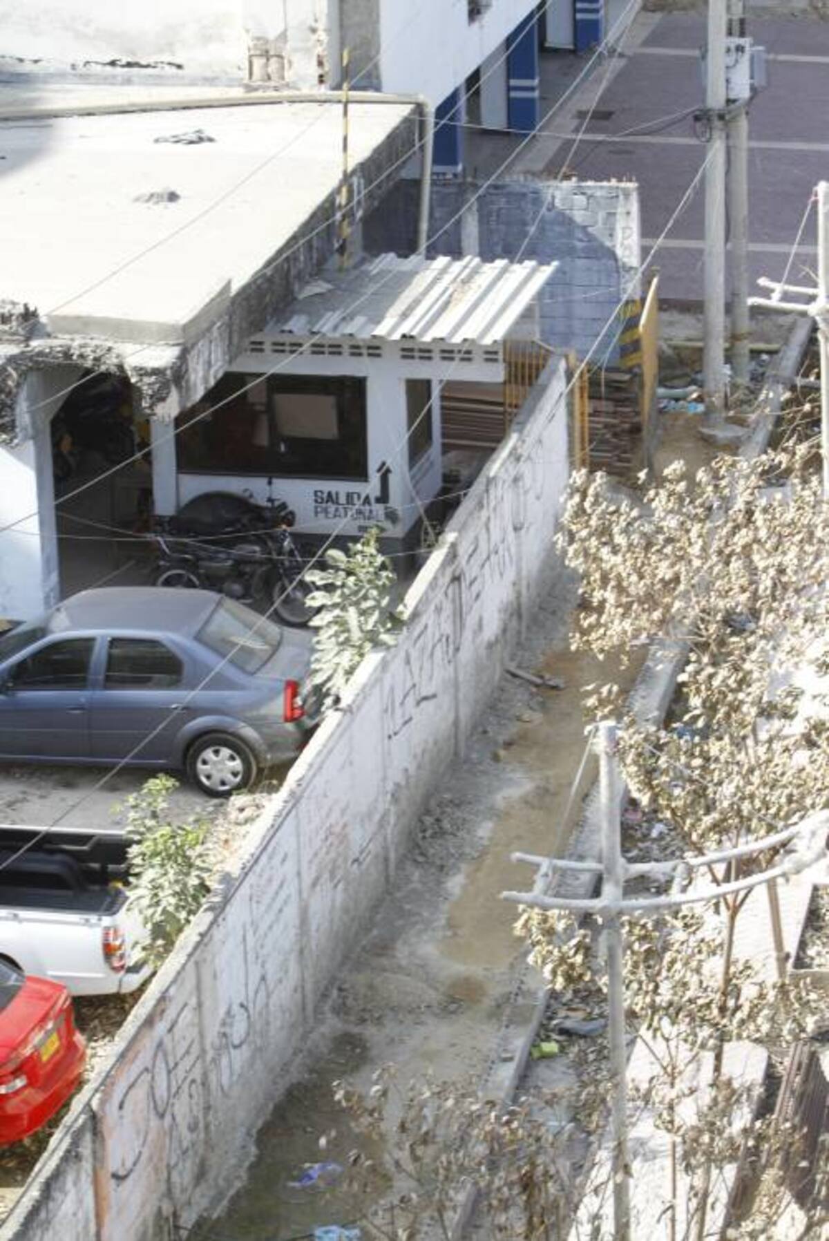 Los propietarios del Parqueadero JR de La Matuna levantaron un muro de cerca de cuatro metros de altura en una zona de andén, con lo cual la redujeron a 1,5 metros de ancho, y debe ser de 6 metros. JULIO CASTAÑO - EL UNIVERSAL