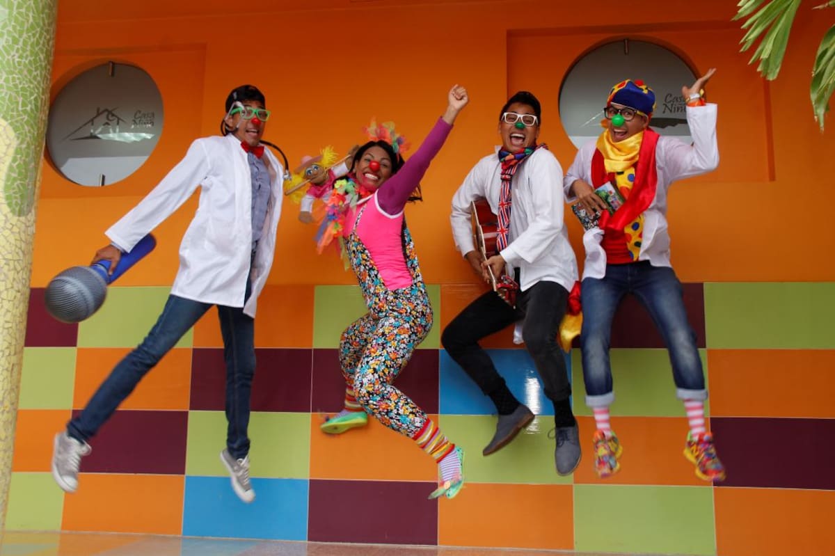 Los clowns deben actuar en grupo, si alguno se afecta al ver a un niño enfermo su compañero lo apoye. Todos se conocen porque asisten a la misma iglesia crisitiana.//Fotos: Kailline Giraldo-El Universal.