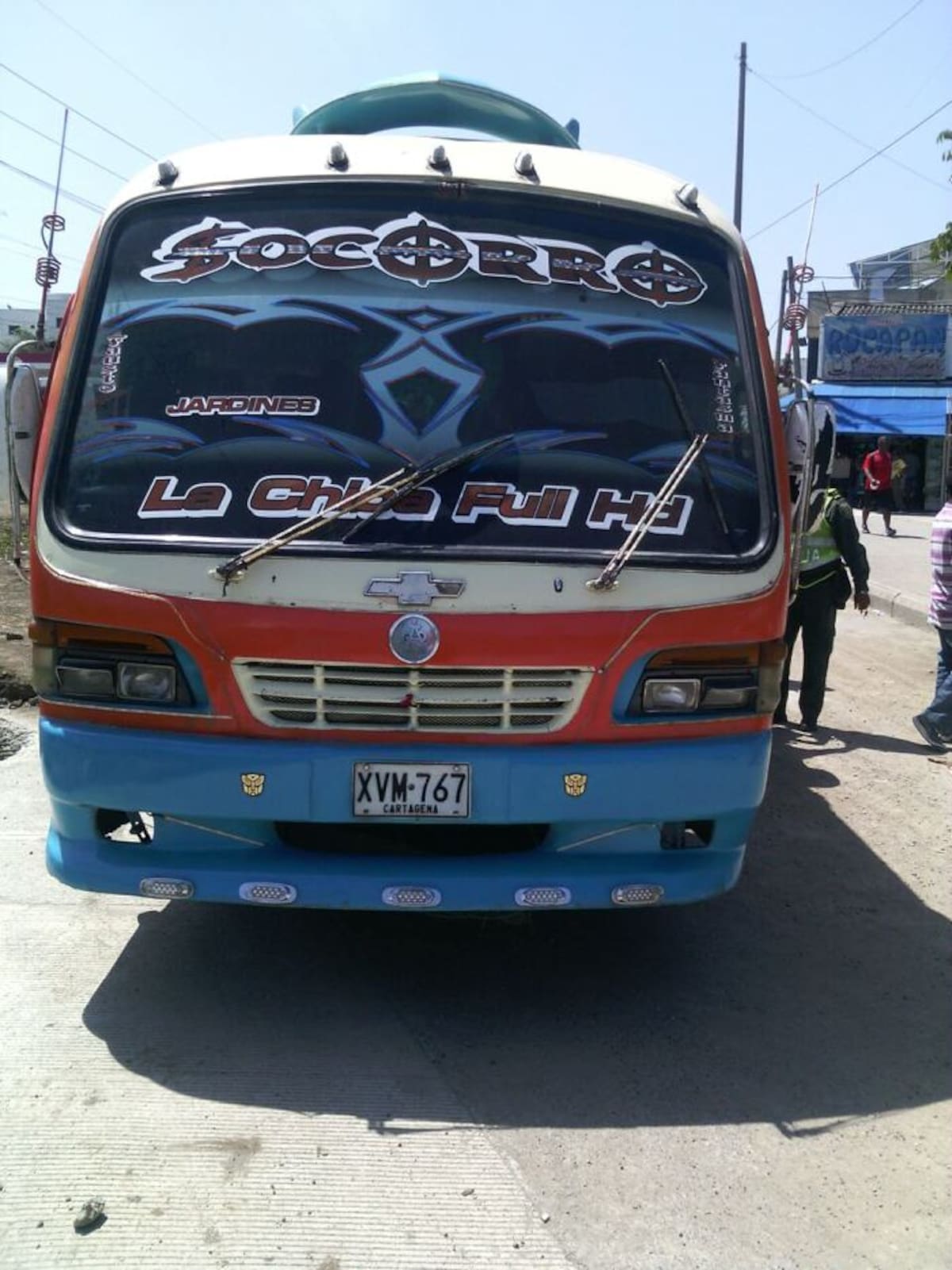 Según los pasajeros de esta buseta, el conductor hablaba por teléfono mientras conducía. Foto: Cortesía