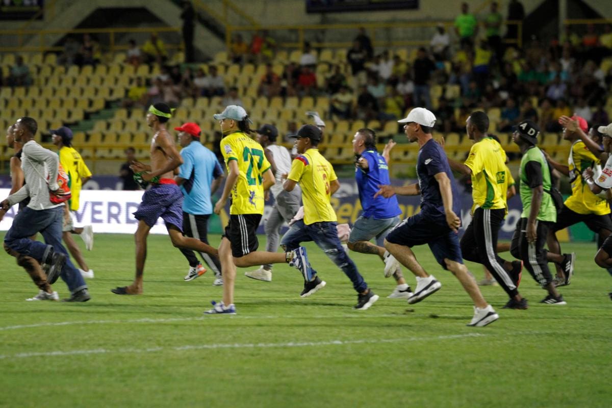 Video: hinchas del Real Cartagena invaden la cancha e increpan a jugadores