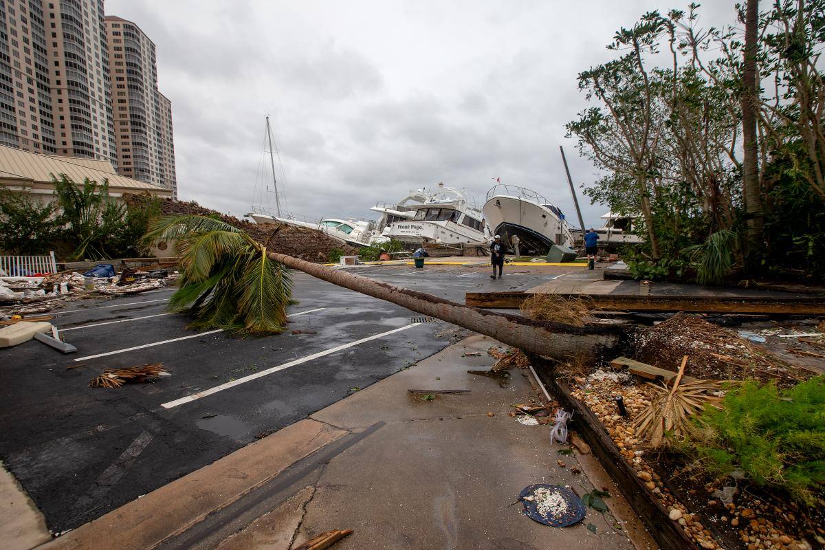 Daños causados por el huracán Ian en Fort Myers, Florida, con varios barcos destruidos al fondo. //Efe