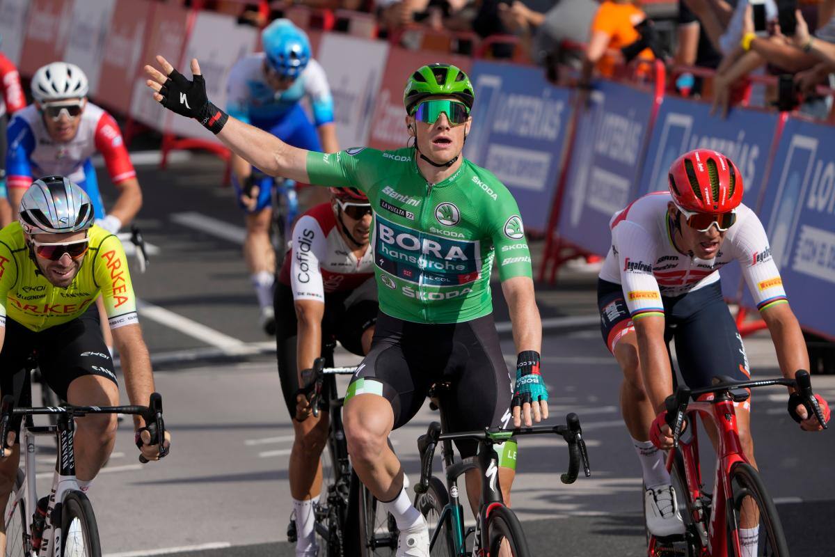 Victoria de Sam Bennett en la tercera etapa de la Vuelta, Affini nuevo maillot rojo