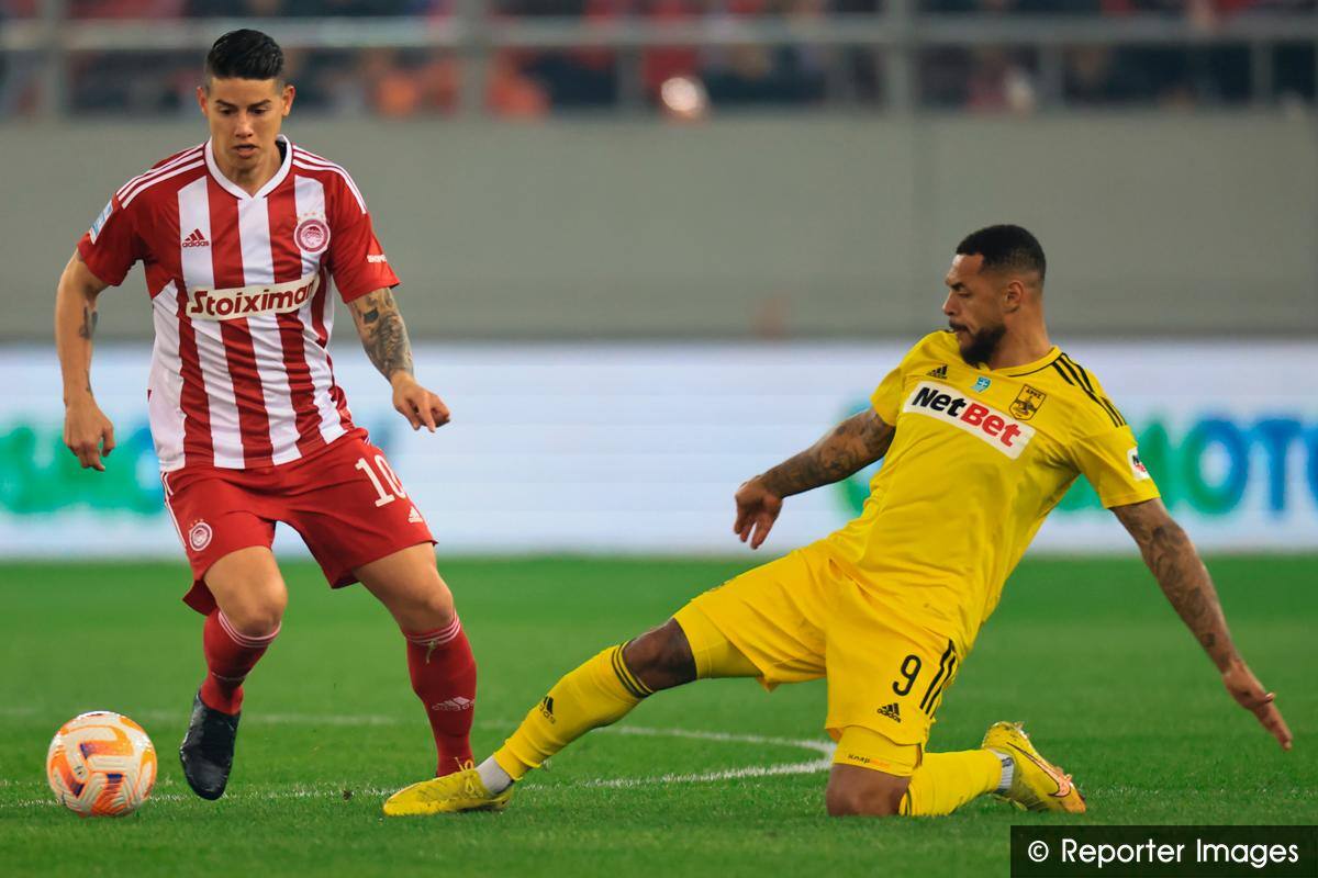 Video: James asistió en la victoria del Olympiacos