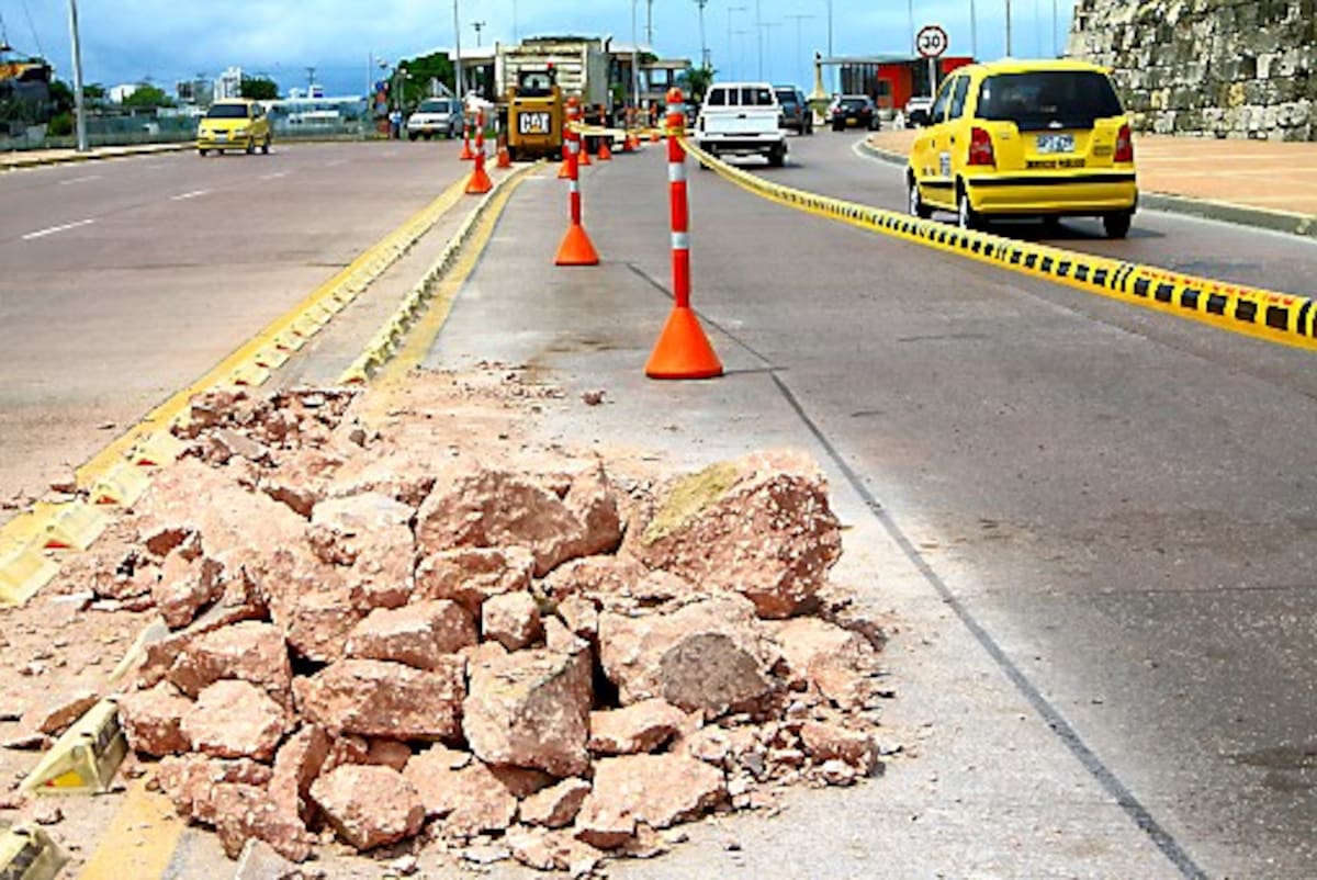 De momento se reconstruirán 20 placas de concreto en el tramo uno de Transcaribe pero es posible que tengan que repararse otras losas en este mismo trayecto. Placas dañadas de Transcaribe.