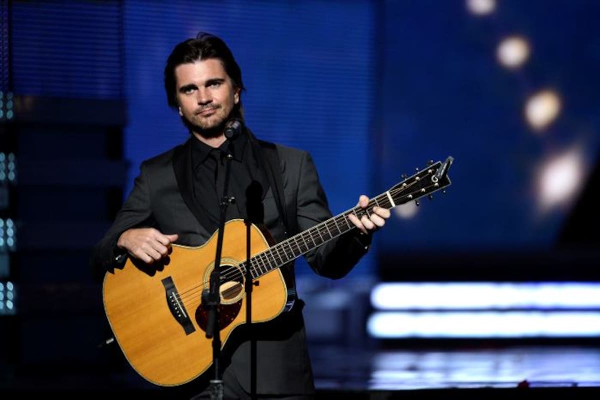 El rockero colombiano rindió homenaje al músico británico Elton John, quien estaba presente, casi al final de la gala televisada. AFP KEVORK DJANSEZIAN