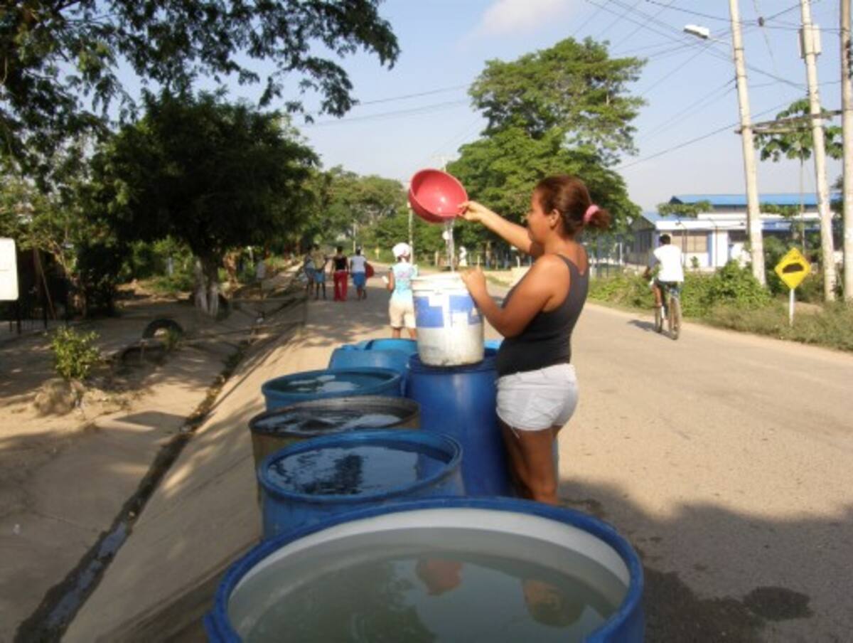 La comunidad debe comprar tanques de agua o esperar que llegue un carrotanque para que los abastezca del líquido. ARCHIVO