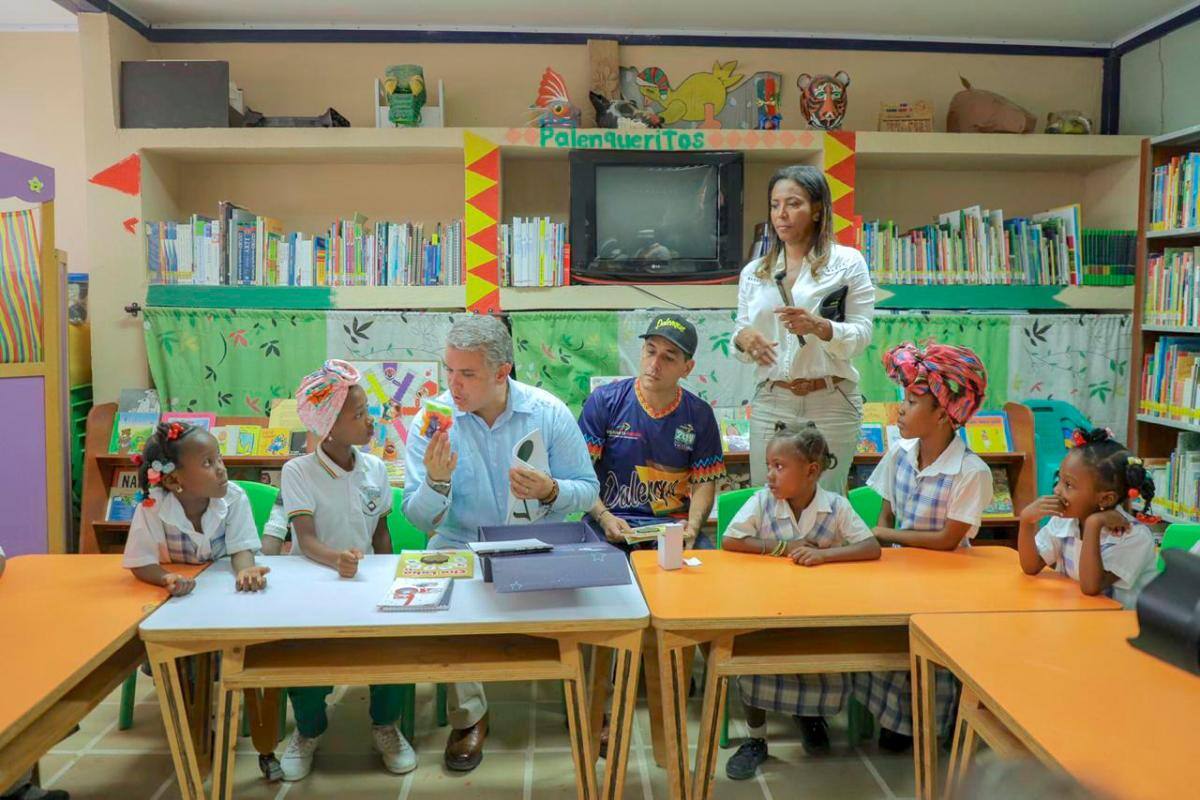 El presidente también visitó la institución educativa, donde la Gobernación entregó una dotación mobiliaria de un aula de preescolar.