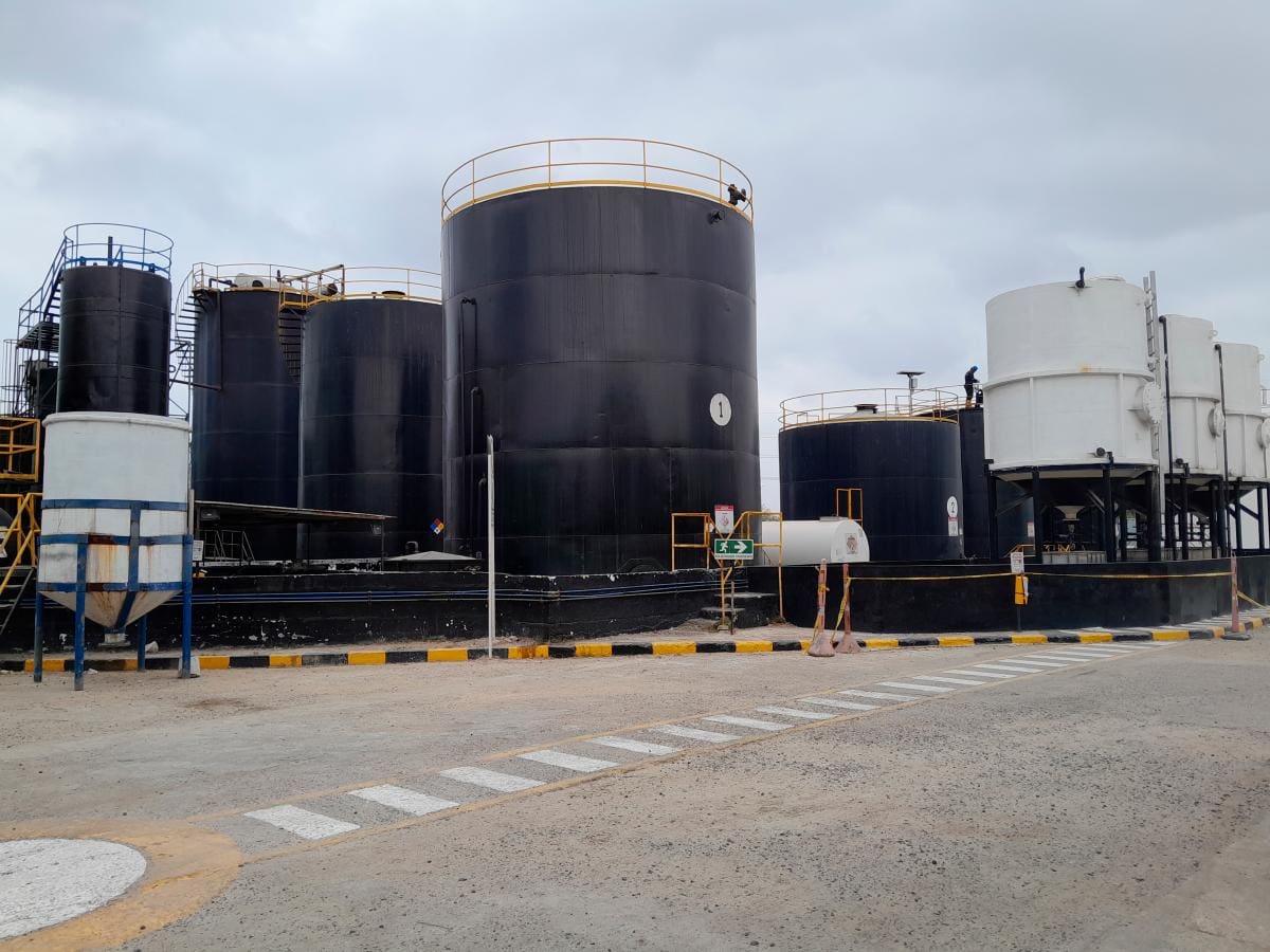 Vista parcial de la refinería de aceite motor usado de Atica, en Mamonal (Cartagena). // HFA - El Universal.