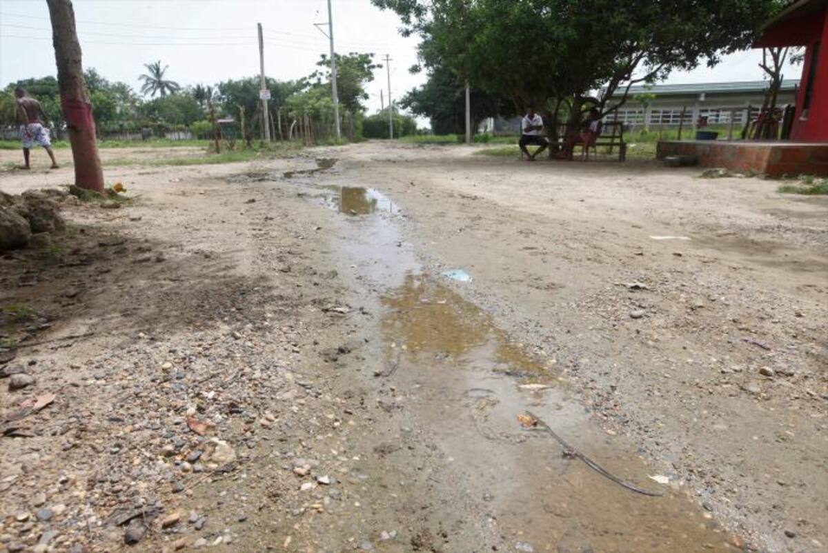 En la calle que conduce del centro de salud del corregimiento al colegio se evidencia la filtración de agua. Aroldo Mestre/ El Universal.