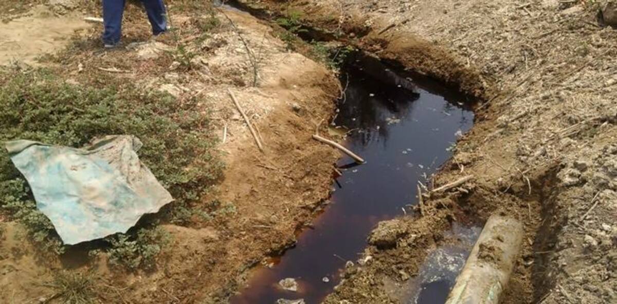 Un extenso canal transporta a diario gran cantidad de lixiviados tóxicos en Henequén, en la zona suroccidental. El antiguo relleno sanitario fue clausurado en 2001, pero en 2015 el Distrito contrató a una firma para realizar un nuevo proceso de clausura. CORTESÍA
