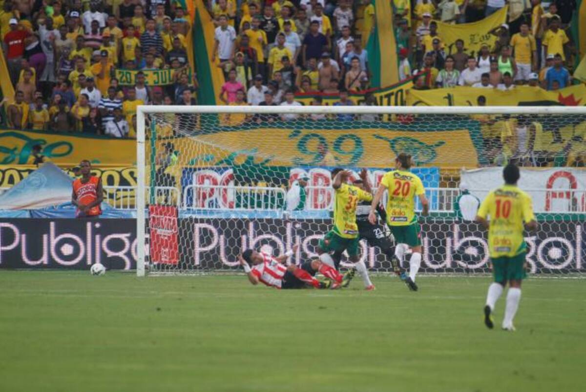 En hechos vergonzosos fue finalizado el Clásico de la Costa por culpa de los hinchas de la tribuna Sur del Jaime Morón. ÓSCAR DÍAZ