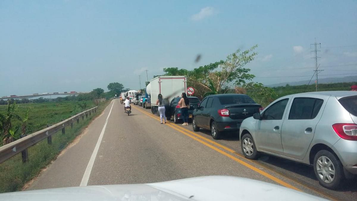 La Troncal de Occidente bloqueada por protesta de habitantes de Gambote.