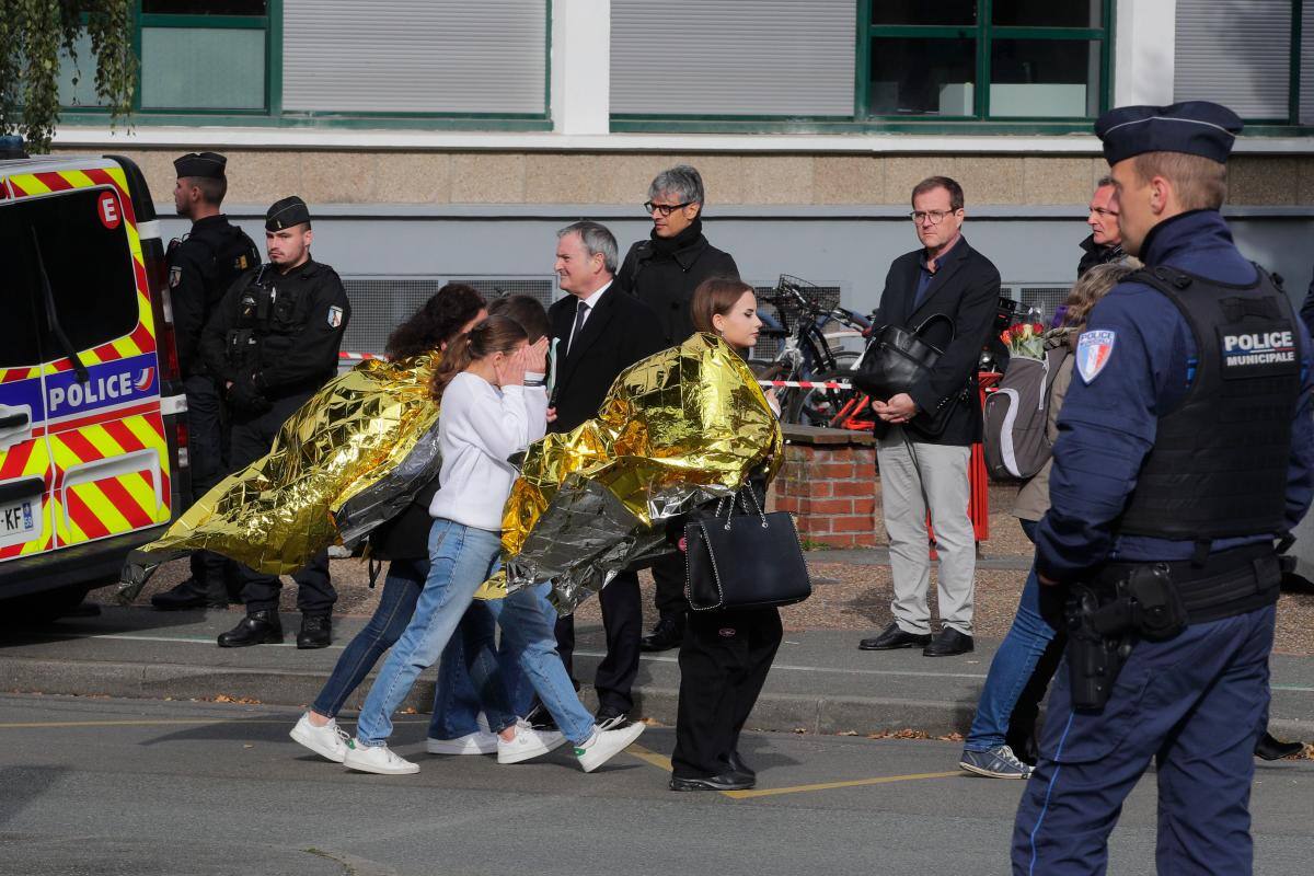 Por amenaza de bomba evacuan escuela donde un profesor fue apuñalado