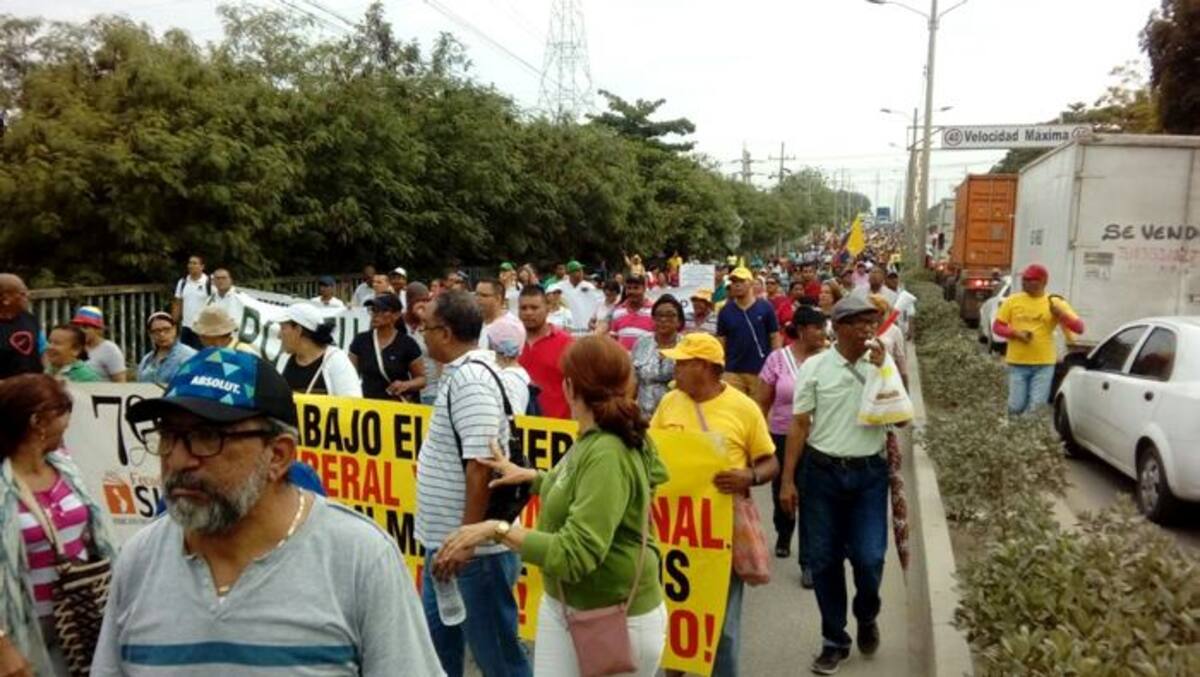 Docentes durante la alborada realizada ayer en la mañana en Mamonal. Cortesía.