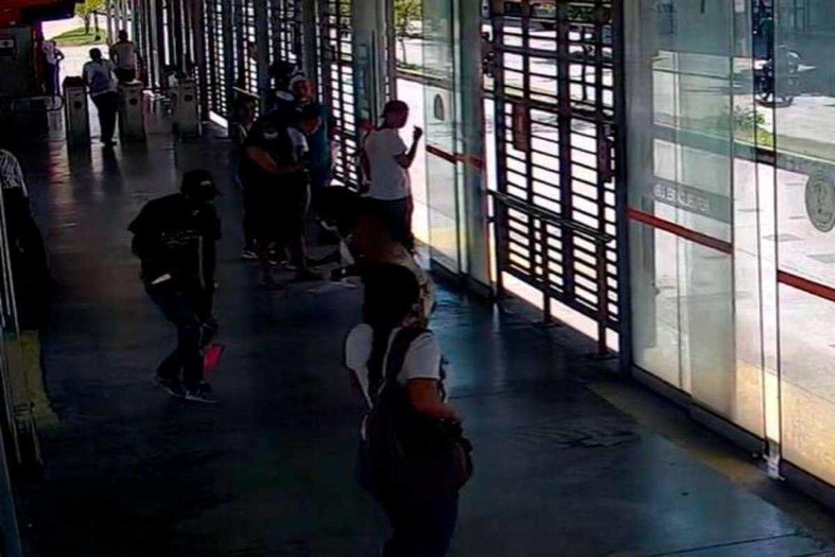 Video: con cuchillo en mano atracan a mujer en estación de Transcaribe