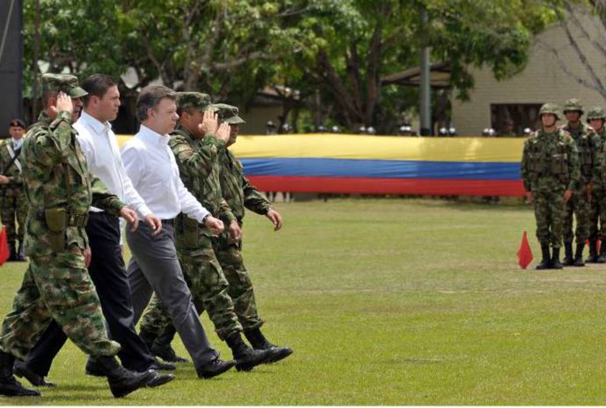 Durante la entrega de las armas a los 83 soldados de la compañía ‘Bolívar’ de la Escuela de Lanceros y el sexto contingente del 2012, entre ellos su hijo Esteban Santos Rodríguez, el presidente Juan Manuel Santos estuvo acompañado del ministro de Defensa, Juan Carlos Pinzón y el comandante del Ejército, general Sergio Mantilla. PRENSA PRESIDENCIA