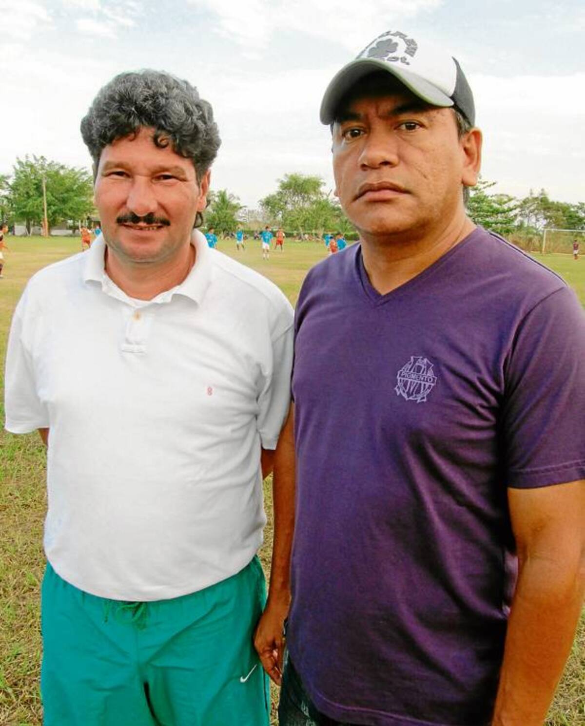 Alfredo Racero, (derecha en la foto) técnico de la primera D, de Sahagún acompañado por Carlos Cardozo dirigente de fútbol.