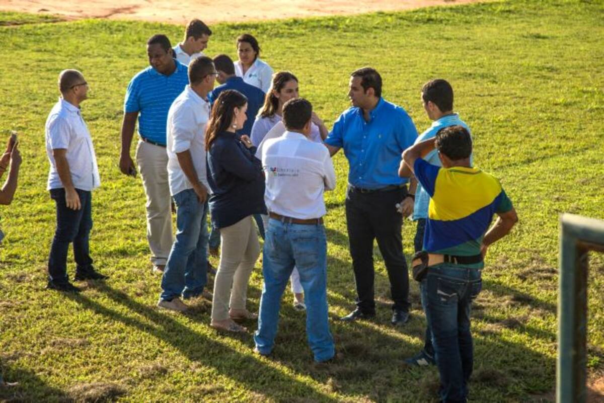 El Alcalde Jacobo Quessep visitó el Estadio 20 de Enero en compañía de la Gestora Social del departamento de Sucre, Ángela Martínez Bitar y la Secretaria de Planeación Departamental, Luisa Fernanda Pérez. CORTESÍA