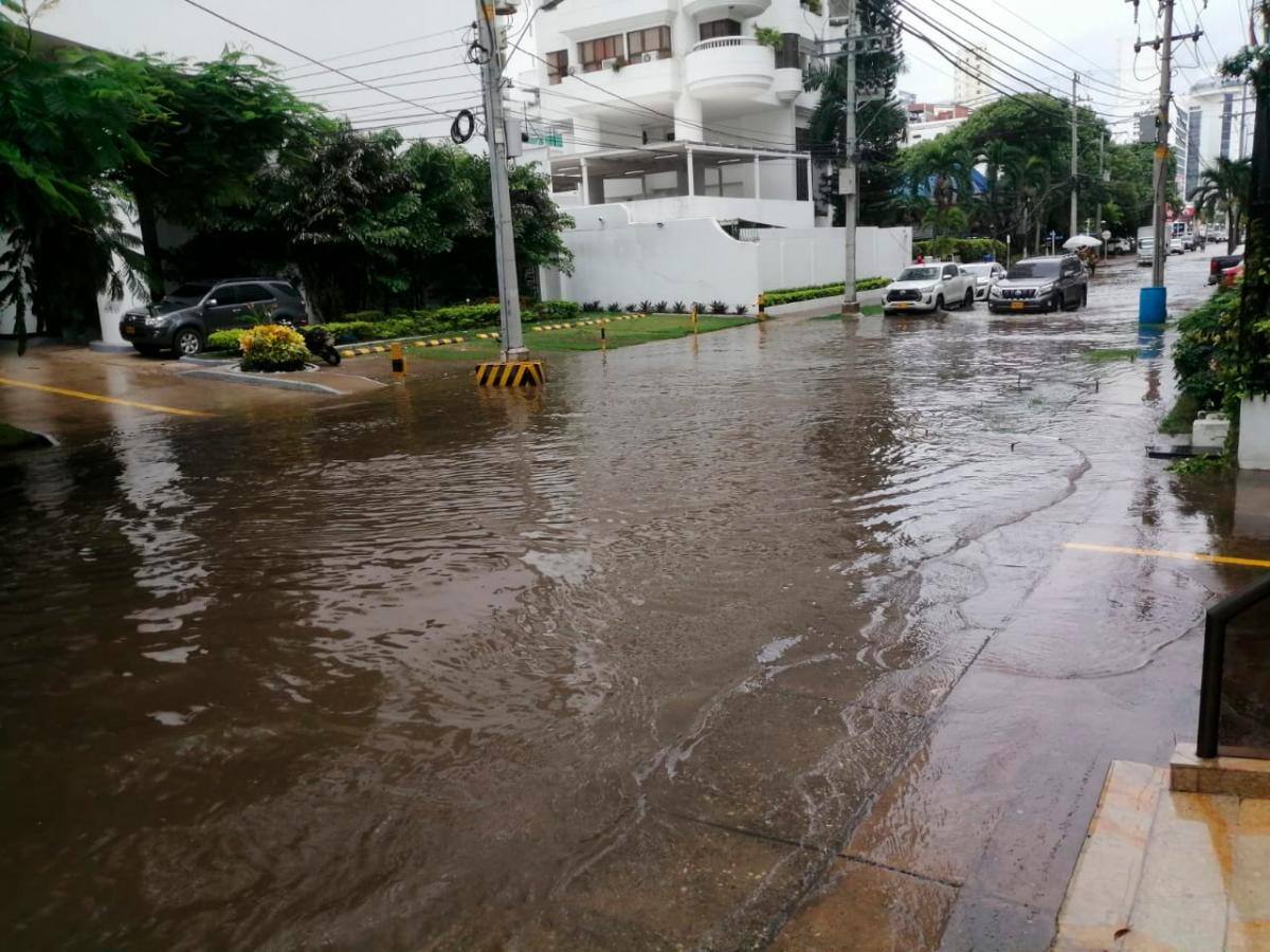 Calles inundadas dificultan el tránsito vehicular en Bocagrande. //Óscar Díaz Acosta - El Universal