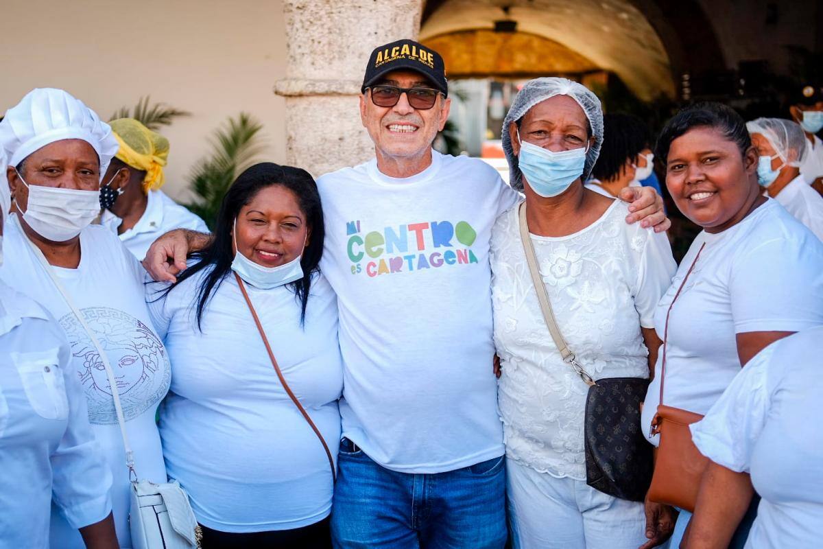 William Dau junto a mujeres participantes del festival en la Plaza de la Aduana. // Foto: cortesía.