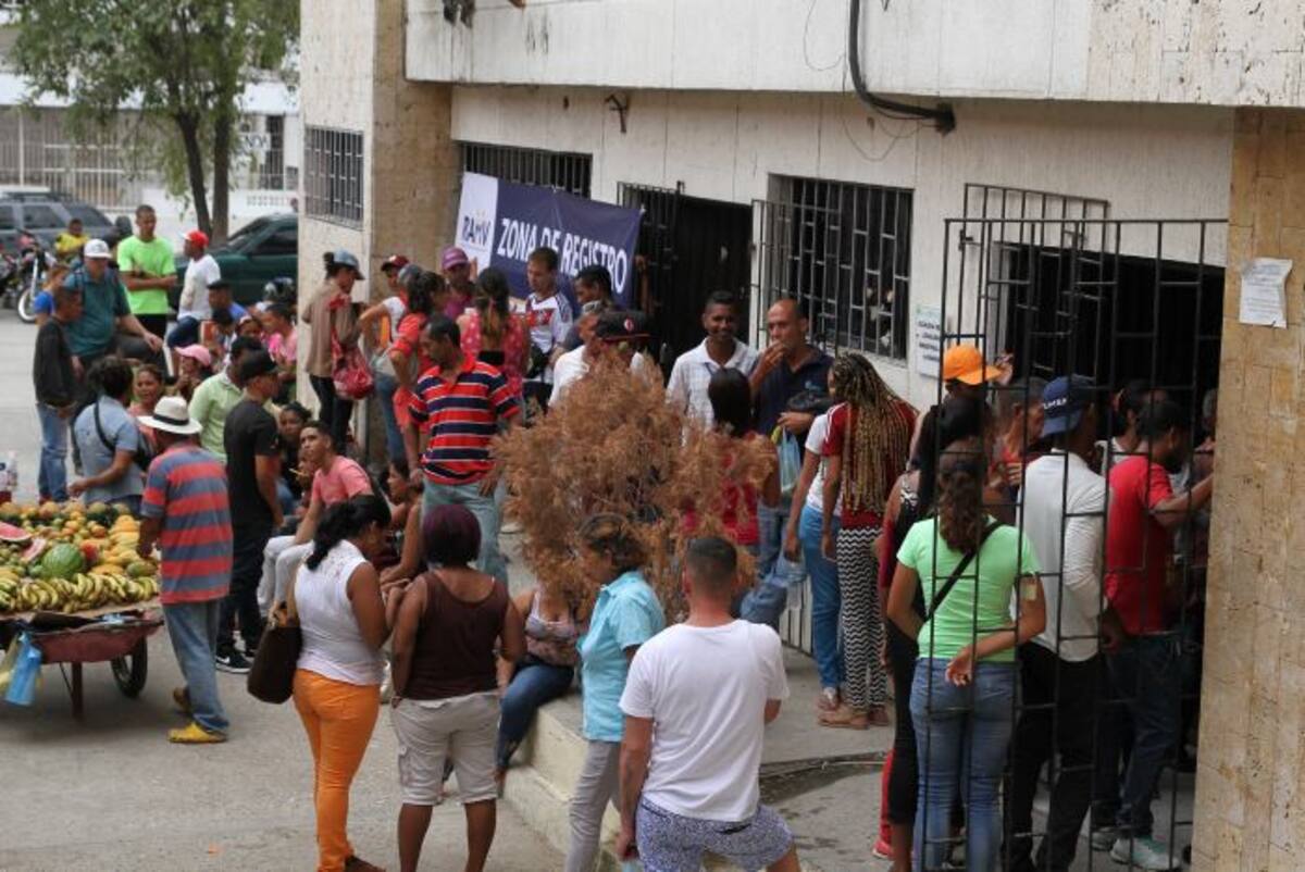 Venezolanos registrándose en el puesto ubicado en la Biblioteca Jorge Artel en el Socorro. Oscar Díaz - El Universal.