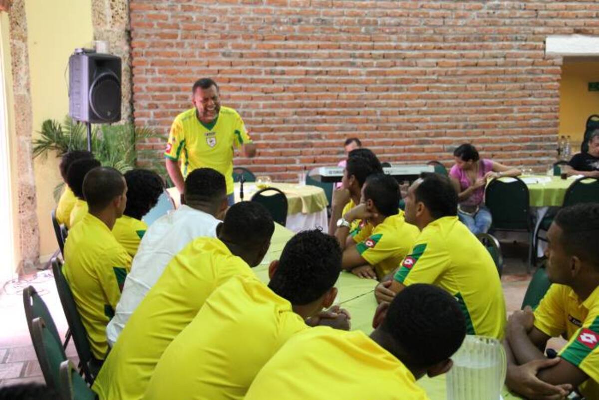 El padre Alberto Lineros con los jugadores del Real Cartagena. CORTESÍA