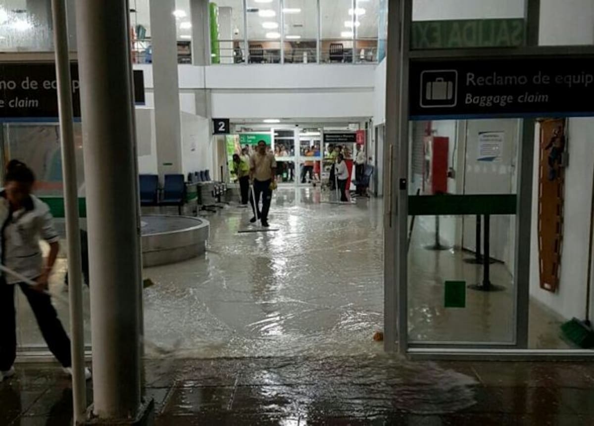 Este es el panorama en la terminal aérea cada vez que llueve. //Cortesía.