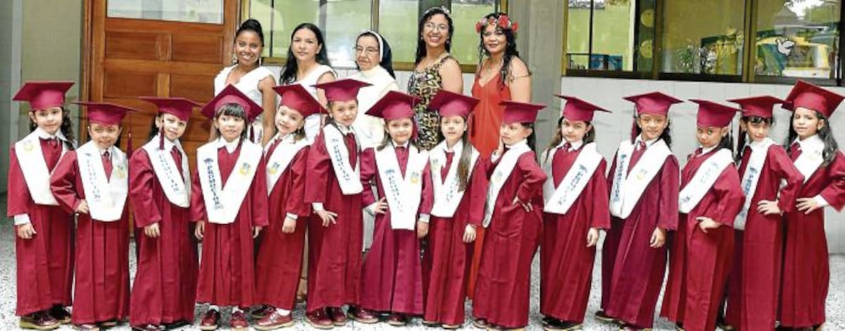 Atrás: Ericka Ospino, María Rosa Torres, la hermana Matilde Nieto Hernández, Diana Guardo y Yoselín Pérez; adelante: María Celeste Alzate Cortés, Laura Lozano Padilla, Nathaly Andrea Mercado Pájaro, Valeria Petro Urrego, Julieta Zapata Peñaranda, Nohelia Herrán Caballero, Isabella Mendoza Vieira, Sofía Giraldo Gómez, Mariana Vargas Carreño, Natalia Olier Fandiño, Sofía Beltrán Valero, Zuri Estrella Pérez Aguilera, Lucía Barón Barón y Catalina Cáceres Daza. CORTESÍA