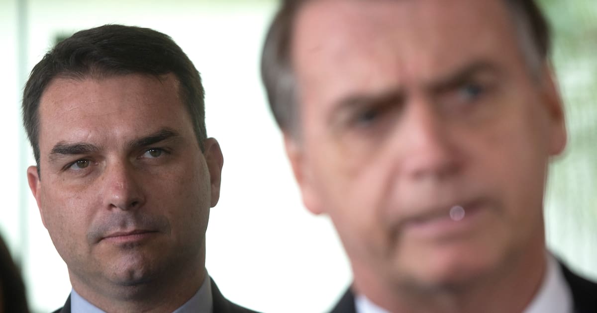 Desde la cárcel, Bolsonaro reafirma a su hijo como candidato presidencial en 2026