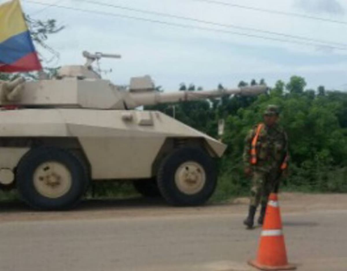 Tanques de guerra colombianos custodian la frontera venezolana. Foto tomada de @pvillegas_tlSUR