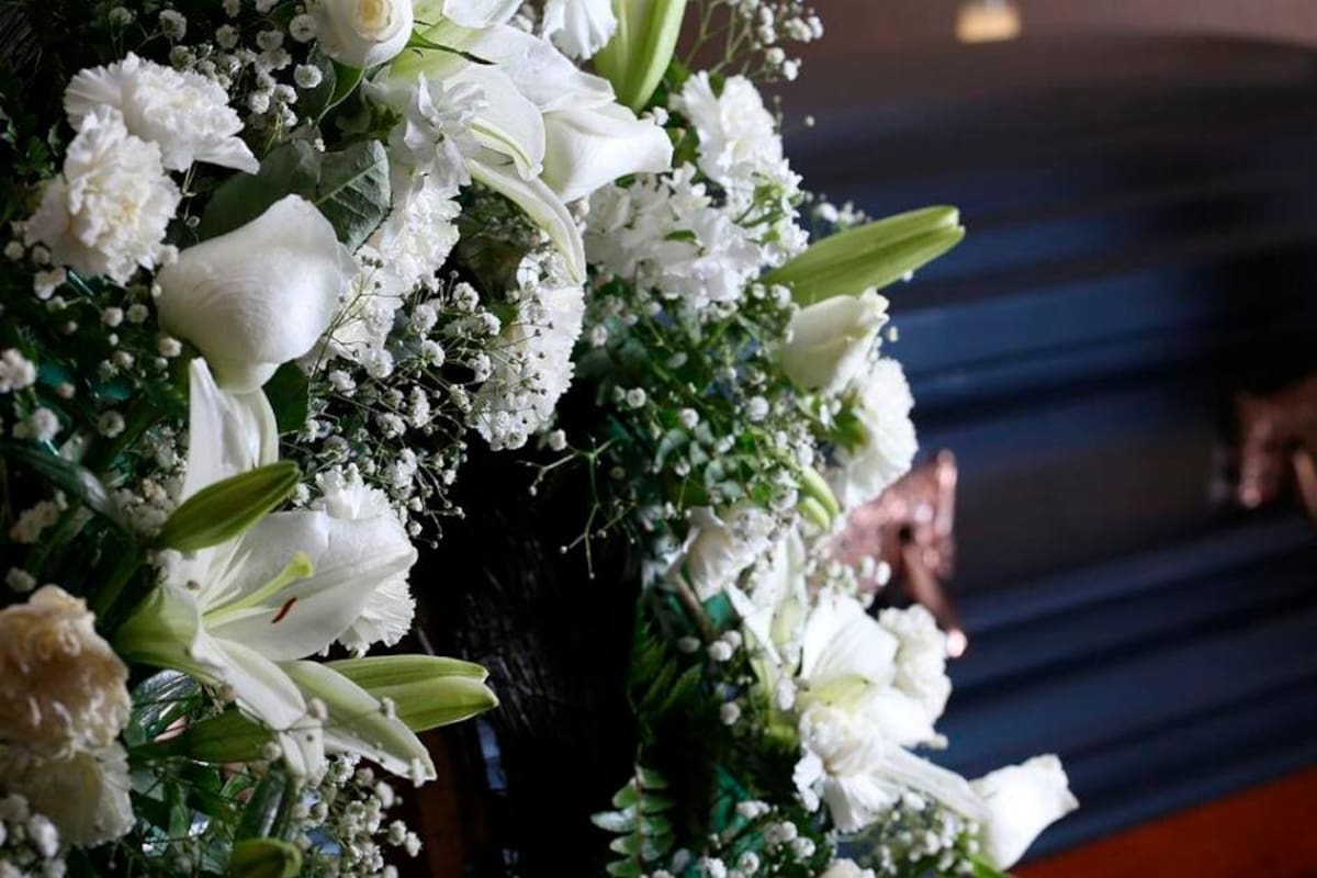 Misterioso movimiento de corona floral en velorio desconcierta y se viraliza