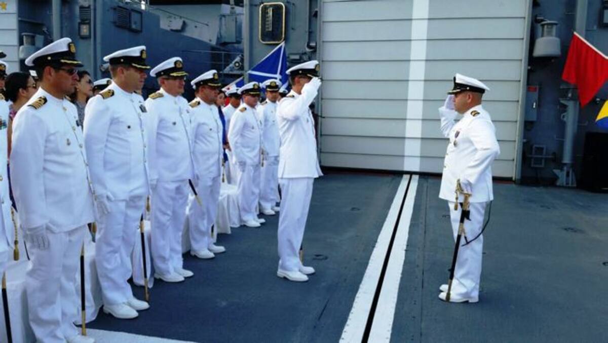 El Capitán de Navío Carlos Oramas Maldonado, tras un año en el cargo, entrega el comando al Capitán de Fragata Marco Elías Nassiff Díaz. Cortesía.
