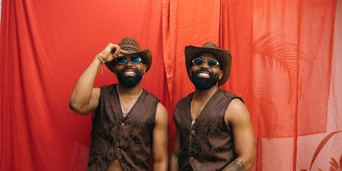 Criss & Ronny lanzan “El Azote”, su nueva apuesta musical viral