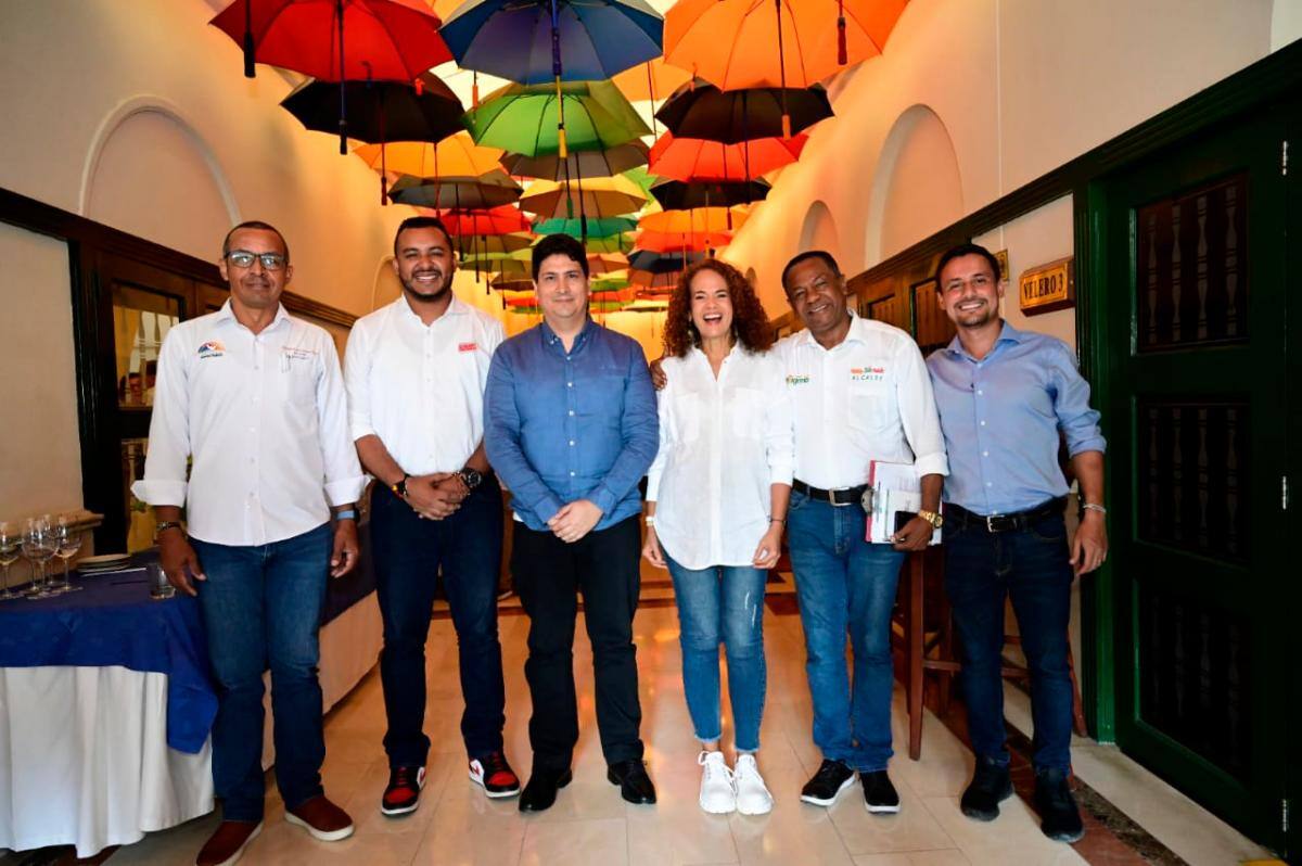 Juan Camilo Oliveros, director ejecutivo del Consejo Gremial de Bolívar junto a candidatos a la Alcaldía.