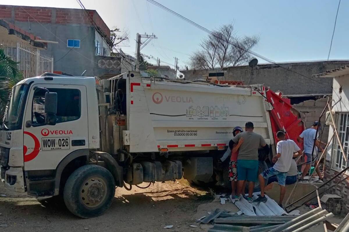 “Que la empresa responda”: carro recolector de basura destruyó 3 casas