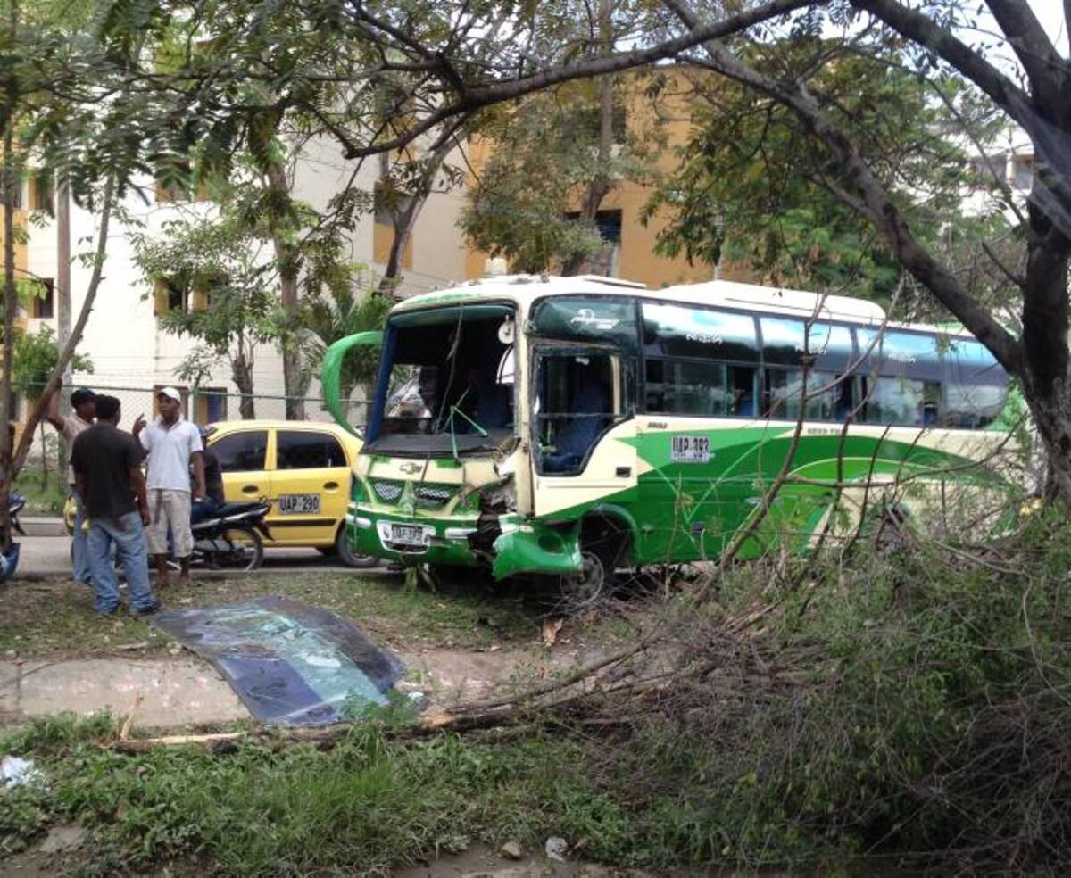 Así terminó la buseta luego de estrellarse con el árbol. Cortesía Sergio Serje