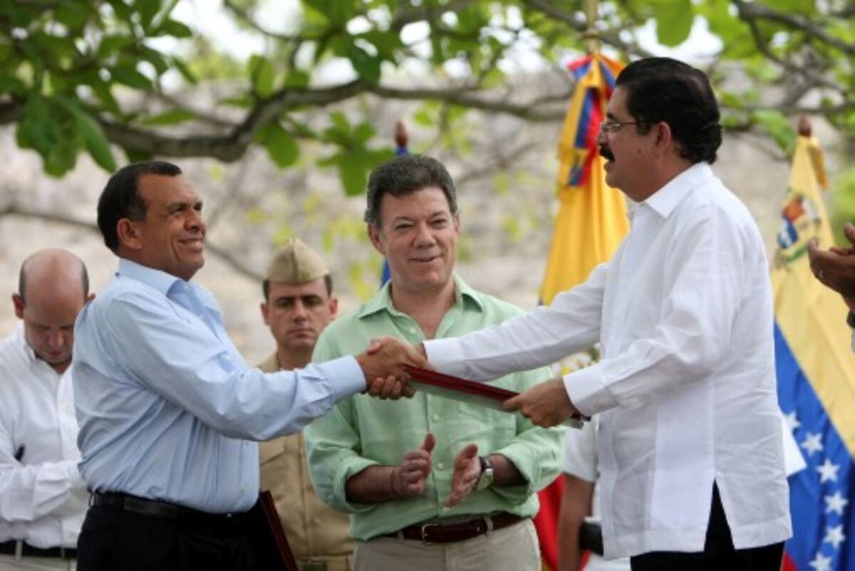 Tras el la firma del Acuerdo de Cartagena, el presidente Porfirio Lobo y el expresidente Ma-nuel Zelaya de Honduras, muy sonrientes se estrecharon las manos, con el presidente Juan Manuel Santos como garante. OSCAR DÍAZ